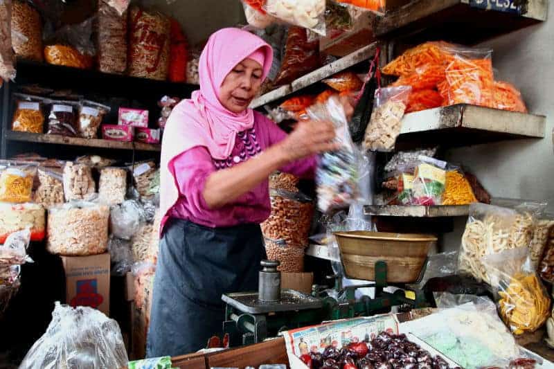 woman-with-chips-in-bandung-indonesia