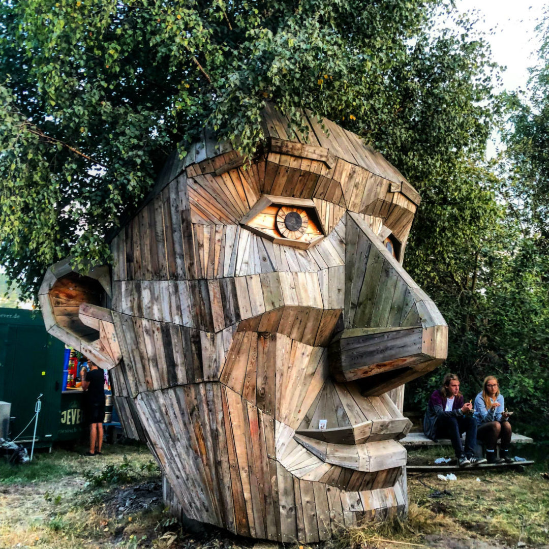 art installation of wooden face at hamburg music festivla MS dockville germany