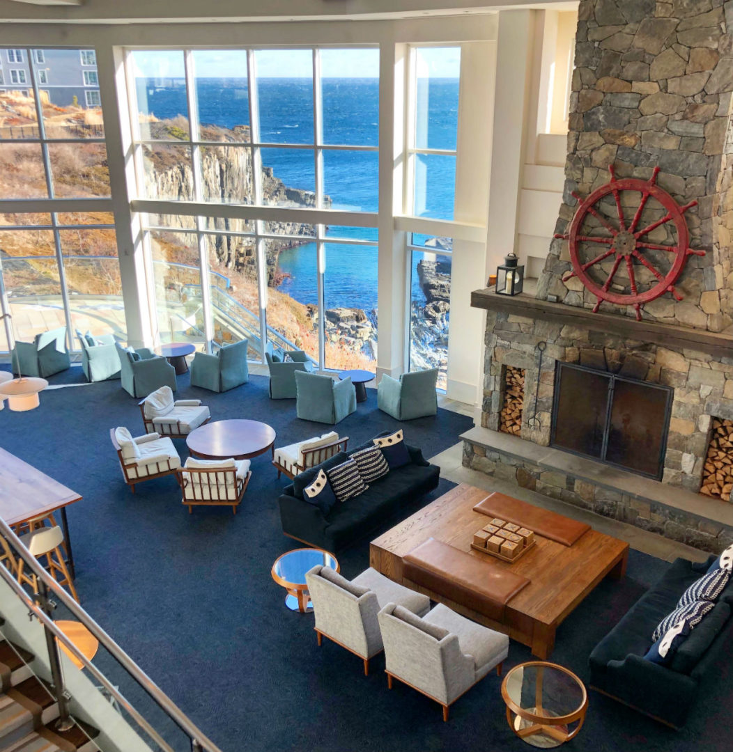 vestíbulo principal y salón del Cliff House Ogunquit con vistas al acantilado