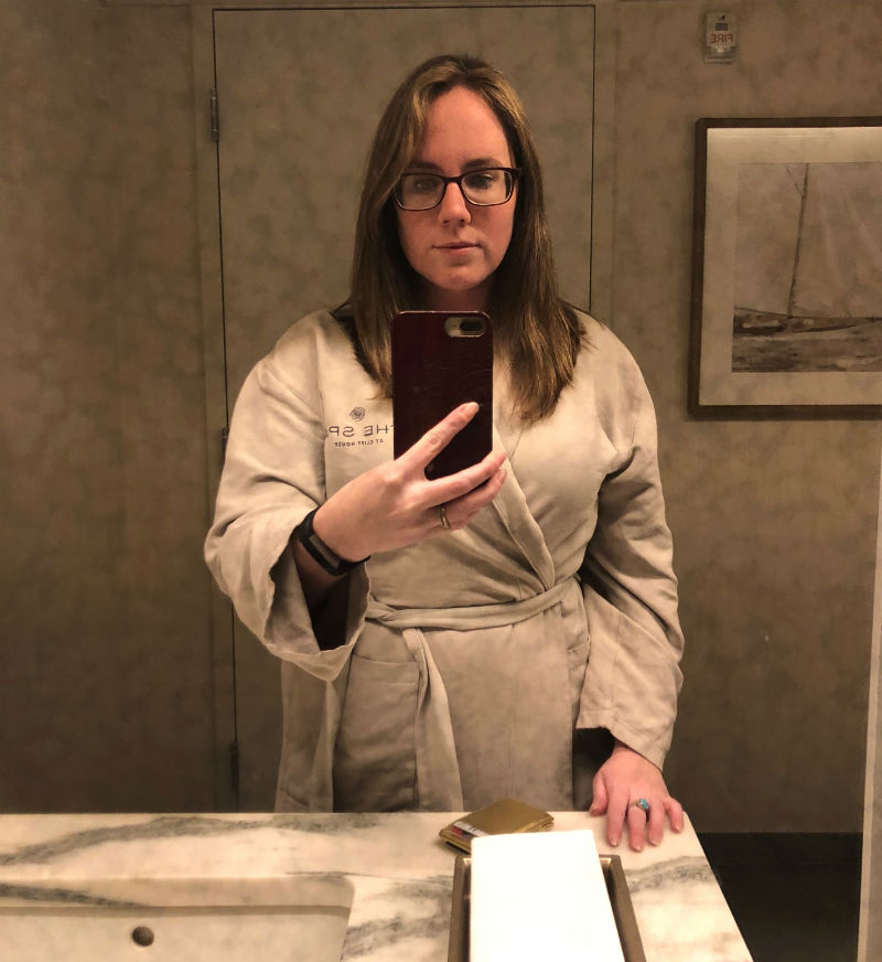 eileen dans un miroir au cliff house spa in maine