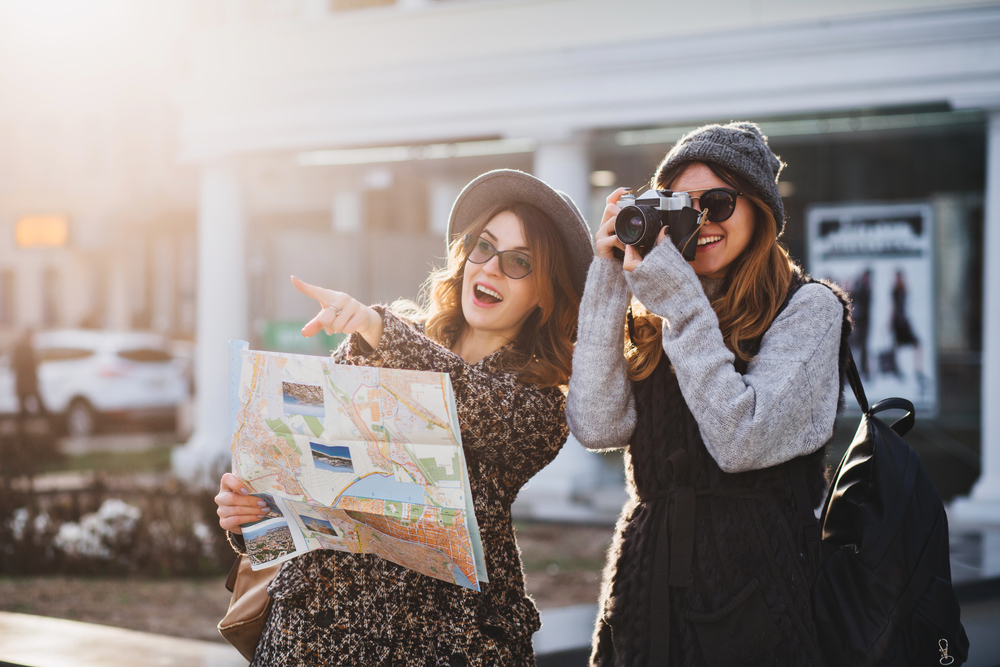 female friends_traveling with camera and map