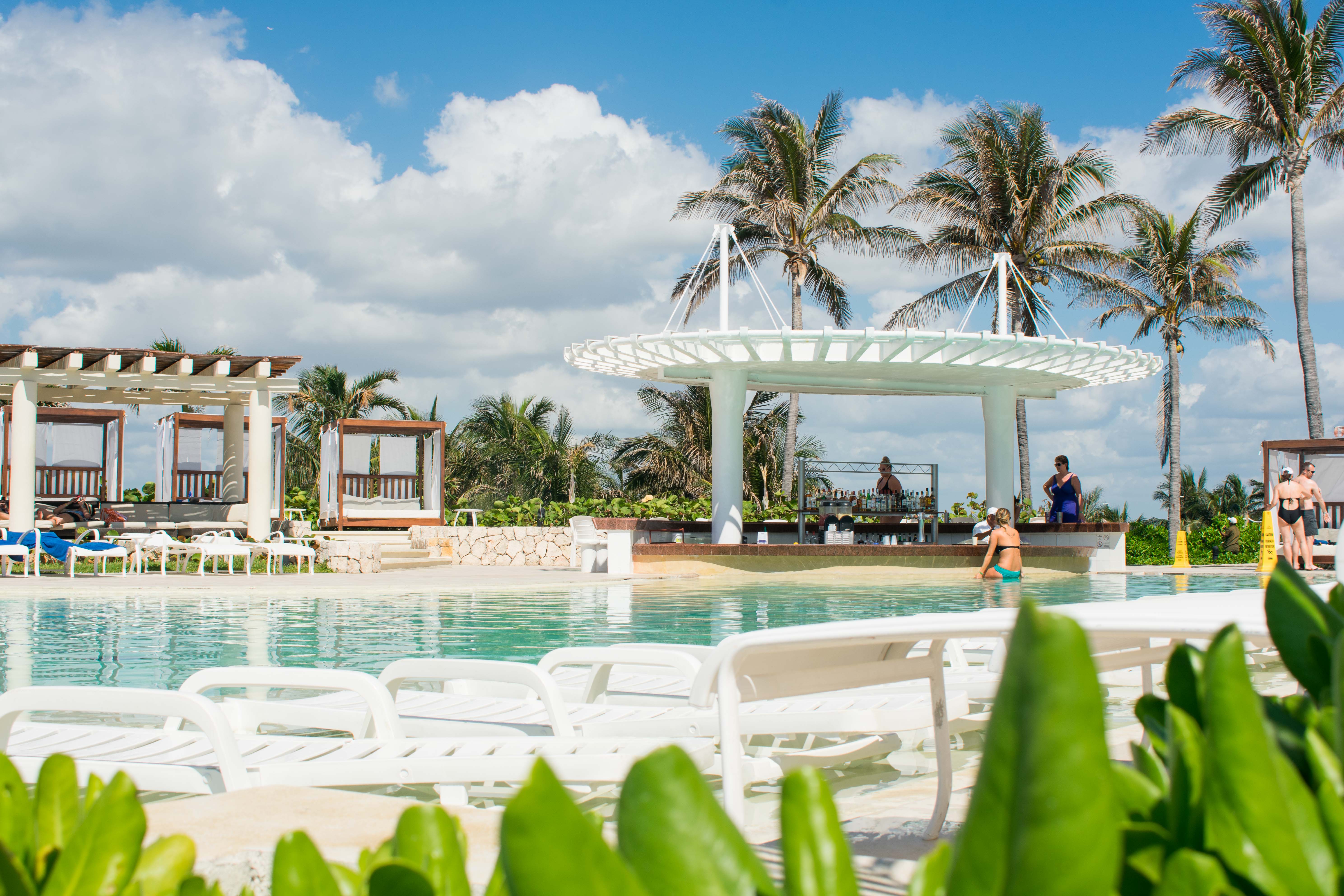 Cancun all inclusive hotel pool bar