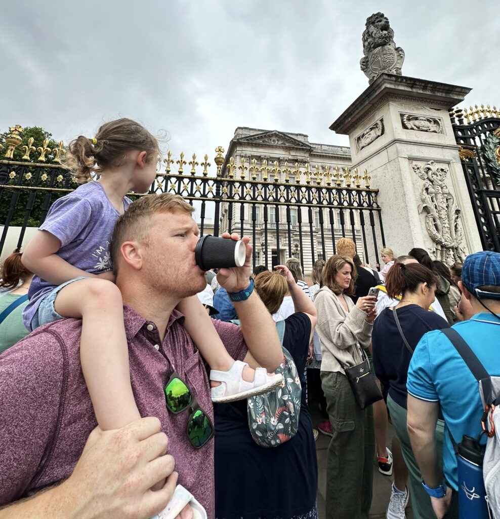 toddler and dad in front of buckingham palace