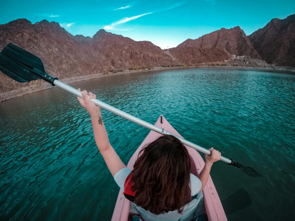 woman kayaking in hatta uae